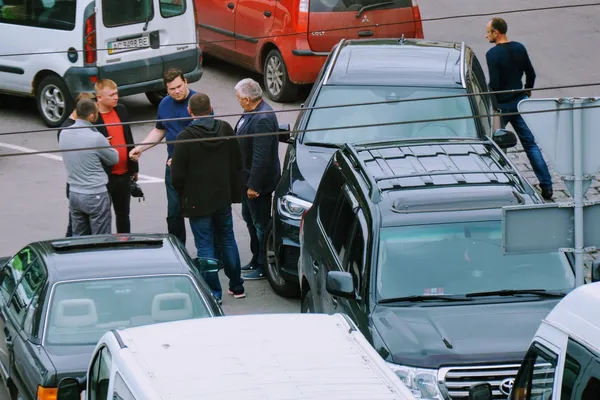 Керівник «Варти порядку» Олександр Тиводар стояв на зупинці поряд з мерією
