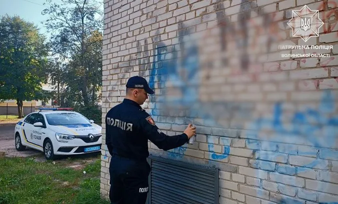 У Луцьку патрульні замальовували рекламу наркотиків (фото)