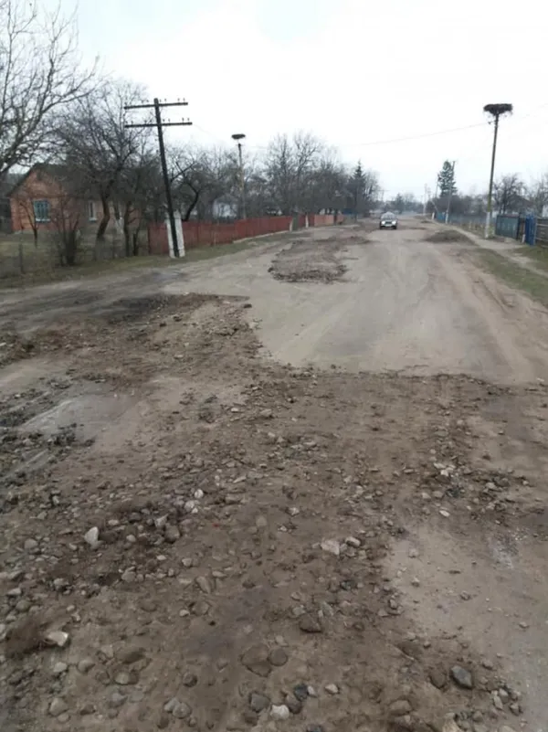 Допомоги не дочекалися: на Волині фермери самотужки ремонтують дорогу (фото)
