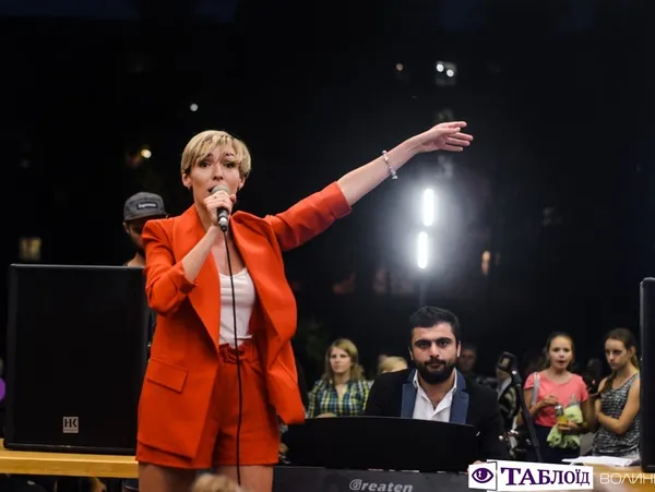 Дощ не завада: лучани зібралися, аби заспівати пісень Кузьми у день його народження (фото)
