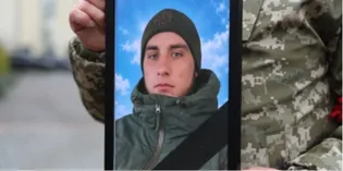 Залишилася трирічна донька: у Луцьку провели в останню дорогу воїна Артема Тютюнника (фото)