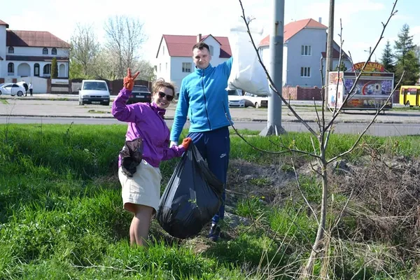 Луцькі муниципали зібрали на Львівській більше півсотні пакетів сміття (фото)