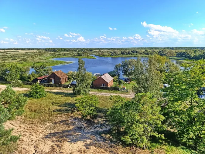 Видно білорусь: у покинутому селі на Волині показали оглядову вежу біля озера (відео)