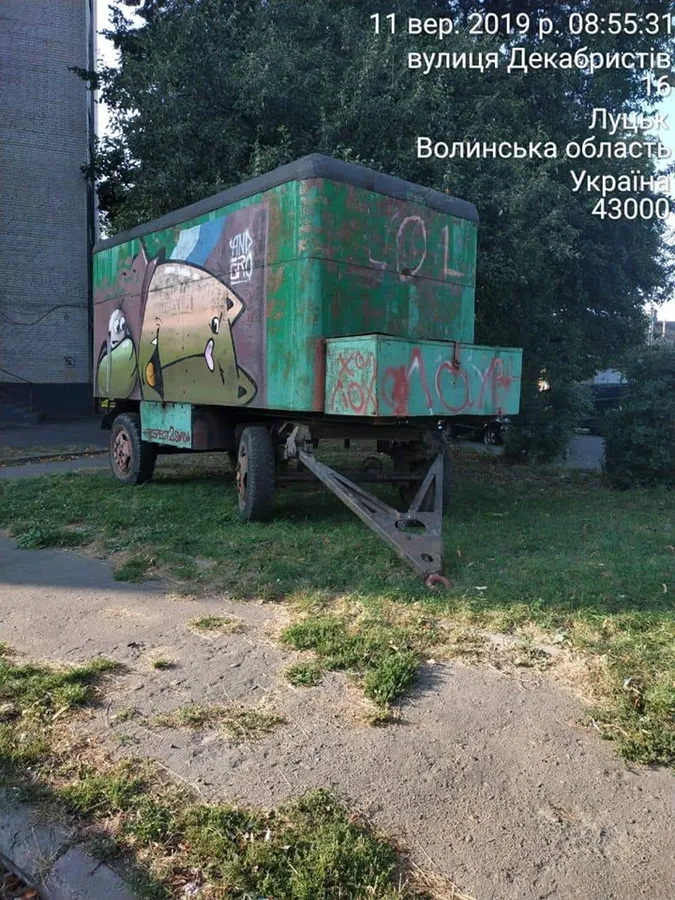 Лучанина оштрафували за припаркований причіп на траві