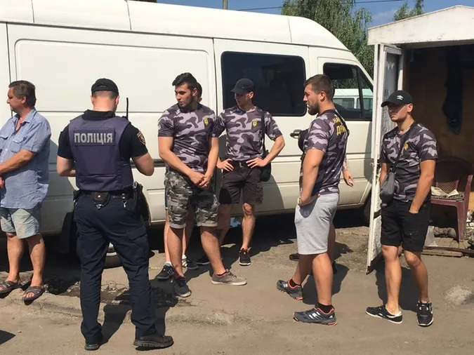 «Нацдружини» «штурмували» парковку біля Старого ринку у Луцьку (фото)