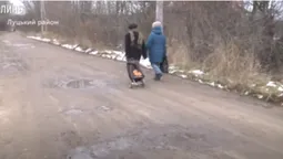 Немає транспорту: волинські дачники долають пішки п'ять кілометрів (відео)