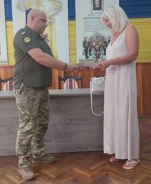 Дружині полеглого захисника з Володимира передали відзнаку Міноборони
