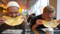 Чебуреки в misto cafe течуть, ніби дівчина, яка побачила Пивоварова, – фудблогер (відео)