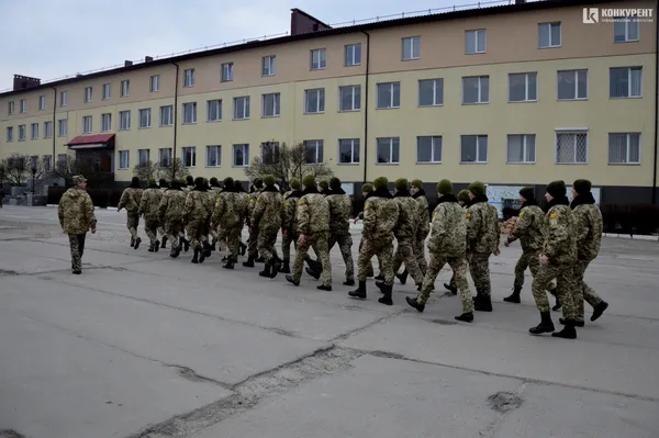 Дубинки, АК та шоломи: луцькі ліцеїсти відвідали військову частину Нацгвардії (фото)