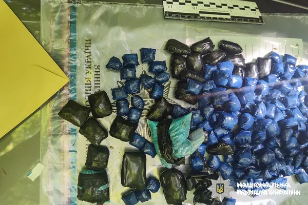 До лісу не по гриби: на Рівненщині двоє волинян закопали 100 «закладок» з наркотиками (фото)
