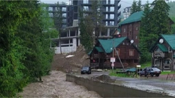 Паводок змив Буковель і знищив дороги до нього (відео)