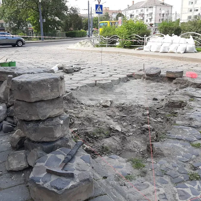 На вулиці в старій частині Луцька замінять зруйновану «трилінку»