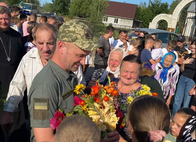 Зібралися всім селом: на Камінь-Каширщині з полону зустріли Віталія Березнюка (фото)