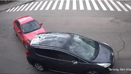 На перехресті в Луцьку «шевроле» штовхнуло «пежо» (відео)
