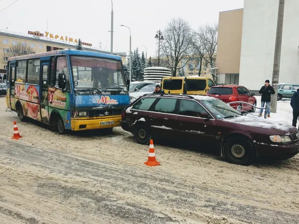 У Луцьку ДТП за участю маршрутки (фото)