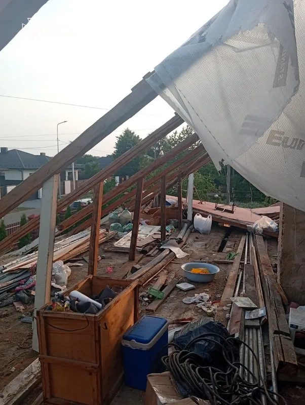 🌪️ Зривало дахи та нівечило будинки: рятувальники під Луцьком ліквідовують наслідки потужного буревію (фото)
