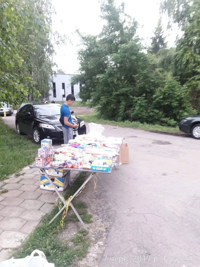 Луцькі муніципали зловили в Центральному парку продавця-нелегала (фото)