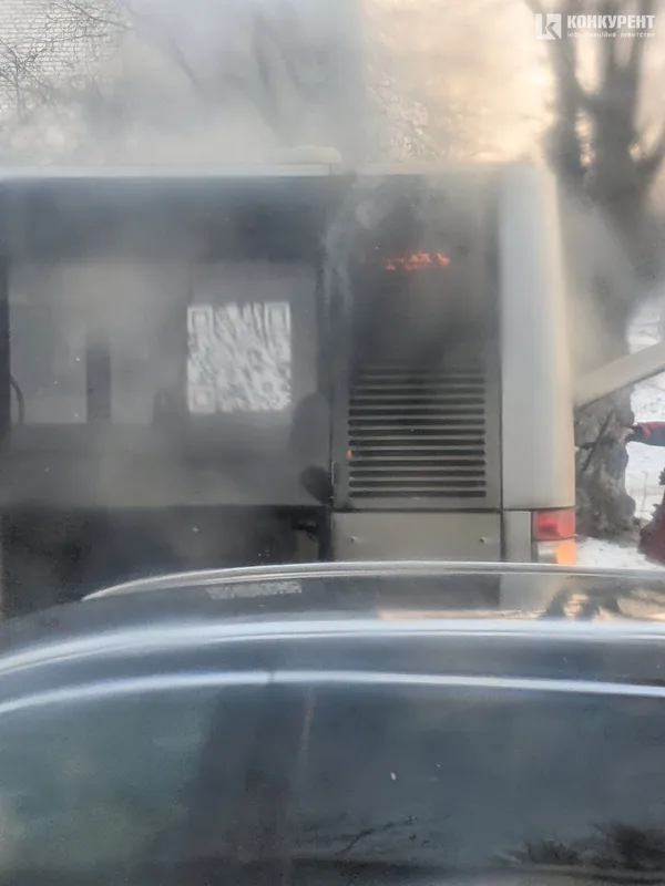 У Луцьку посеред дороги задимівся новий автобус (фото)