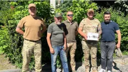 Квадроцикл, квадрокоптер і генератор: художник зі Швеції передав «подарунки» волинським військовим (фото)