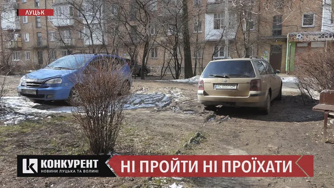 Не заїжджають таксі та “швидка”: луцький двір тоне у болоті (відео)