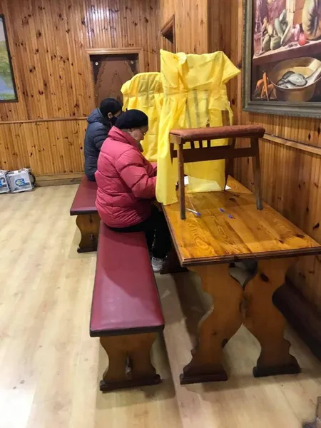 Голосували між стільцями:  у житомирських дільницях не підготували кабіни (фото)