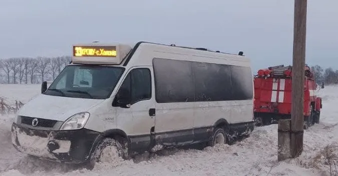 На трасі Луцьк – Горохів рейсовий автобус застряг у сніговому заметі (відео)