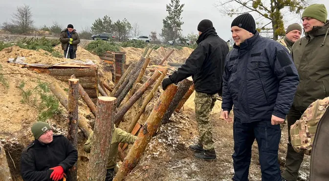 На півночі Рівненщини зводять оборонні споруди (фото, відео)