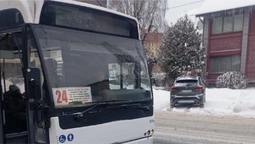 Пасажири їдуть на протязі: у вікні луцького автобуса ходить ходором скло (фото, відео)