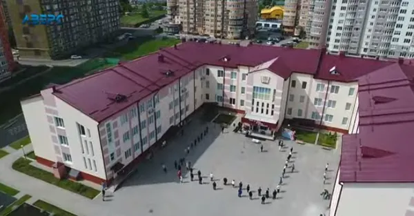 Із піснями і вальсом, але з дистанцією і онлайн: у Луцьку відбулося свято Останнього дзвоника (фото)