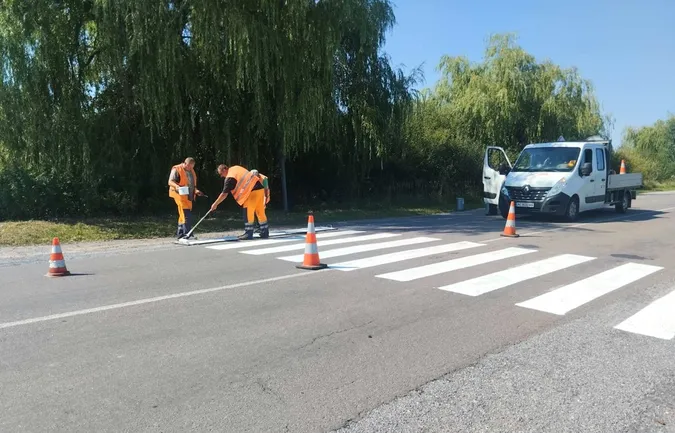 Спецфарба та скляні кульки: на Волині поновлюють розмітку на дорогах (фото)