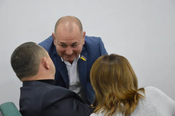 Іменинник Аркадій Соломатін слухає привітання від Олександра Козлюка та Наталії Бунди