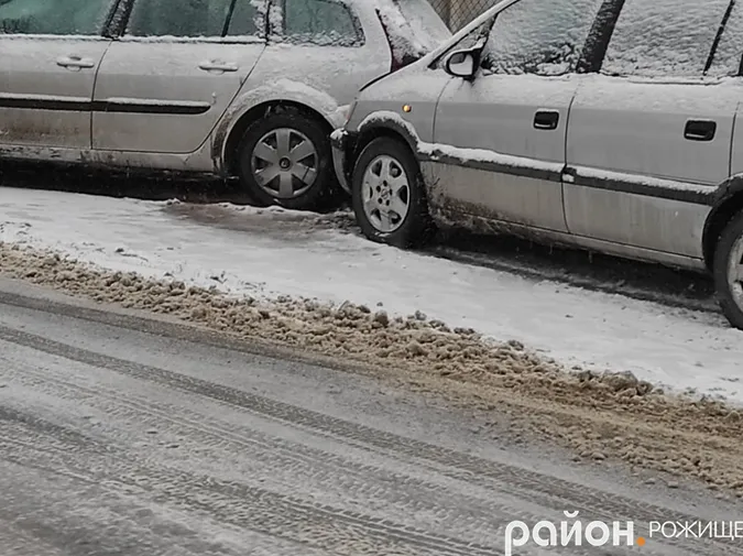 Розвернуло на 180 градусів: у Рожищі – аварія на слизькій дорозі (фото)