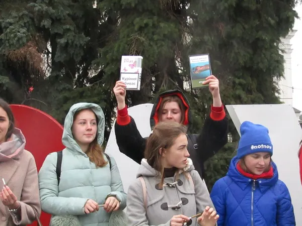 Волиняни просять випускати сигарети без лого і з зображенням хвороб (фото)