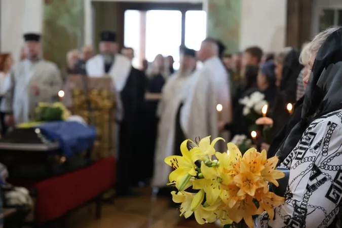 Луцьк навколішки прощався з трьома загиблими захисниками Русланом Новосадом, Владиславом Павлюком та Анатолієм Дячуком