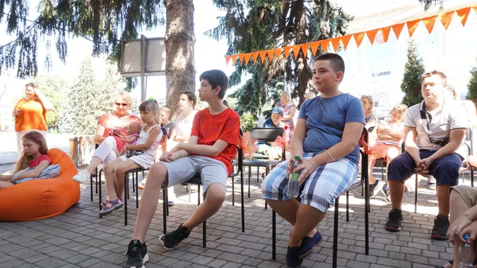 У центрі Луцька просто неба презентували «абрикосову книгу» (фото)
