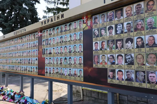 У Луцьку на Театральному майдані оновили фотостенд пам'яті загиблих Героїв (фото)