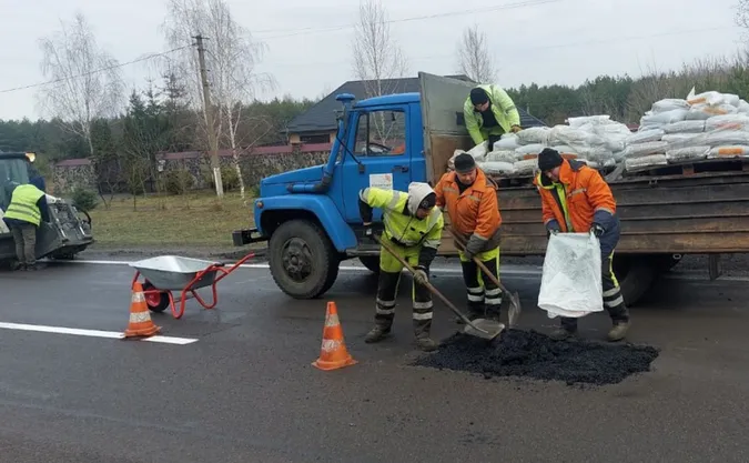 На головних дорогах Волині міняють знаки та «латають» асфальт (фото)