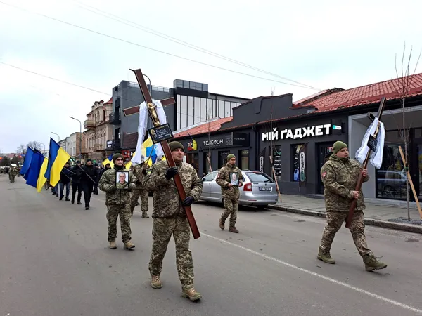 Загинули в один день: волиняни попрощались із Героями Миколою Бобром та Євгенієм Куколою (фото)