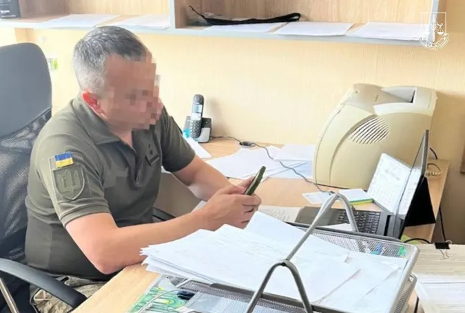Двох очільників ТЦК затримали на Київщині – при обшуках знайшли понад мільйон доларів (фото)