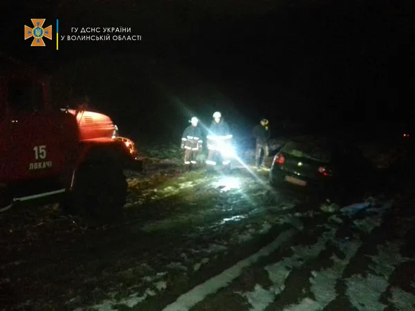 На Волині рейсовий автобус і два легковики застрягли у багнюці (фото, відео)