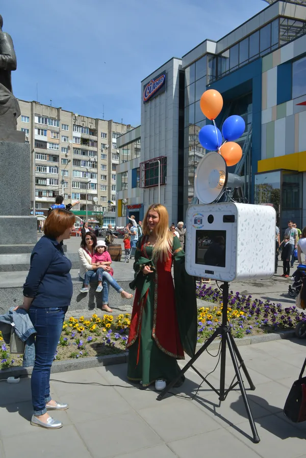 Середньовічний дух, блазні та площадний фарс: у луцькому «Промені» яскраво відкрили супермаркет (фоторепортаж)