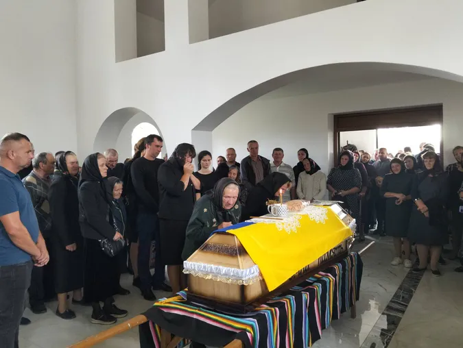 На Волині громада попрощалася з загиблим на Донеччині захисником Андрієм Денисюком