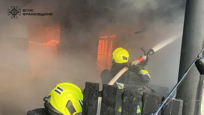 У Франківську сталася масштабна пожежа – згорів двоповерховий паб (фото, відео)