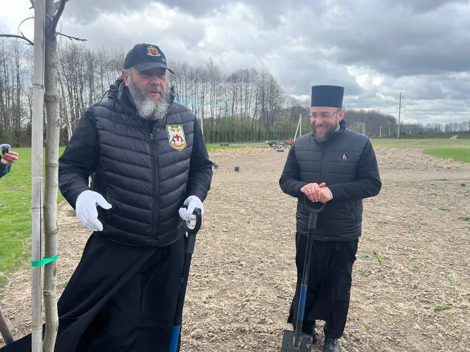 На Волині заклали «Алею богословів»: митрополит Михаїл долучилися до висадки саду (фото)
