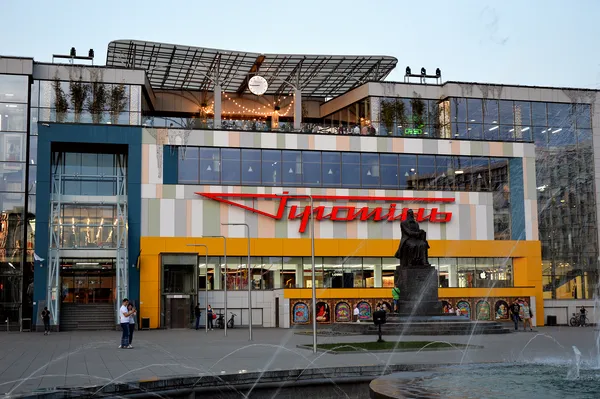 Танцівниця MONATIK, гейша та сови: у «Промені» відкрили оновлений «Grand Central» (фото)