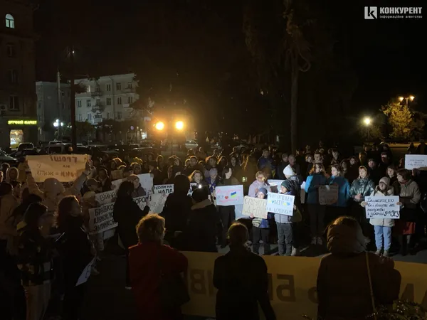 «Діти донатять, а влада кладе...»: у Луцьку знову акція проти витрат мерії (фото)