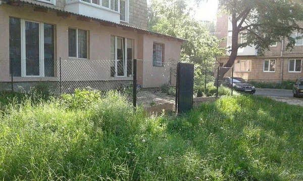 Гнилі штахети та залишки іржавого металу: у Луцьку демонтували паркани у дворах (фото)
