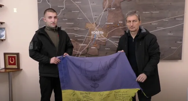 До Ковеля передали прапор зі Зміїного, який першим був встановлений після звільнення острова (відео)
