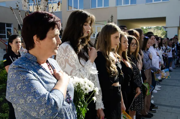 У Нововолинську відбулися урочисті лінійки для першачків і випускників (фото)
