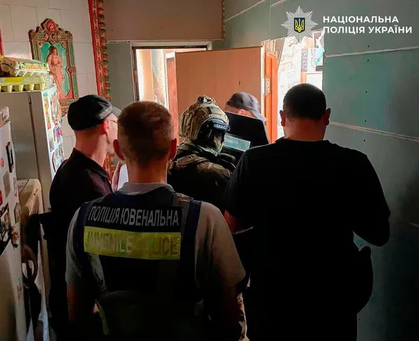 Кастетом і ножем: у Києві двоє підлітків жорстоко побили безпритульних жінок (фото, відео)